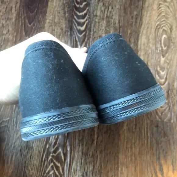 Universal Thread black sneakers - Picture 5 of 7